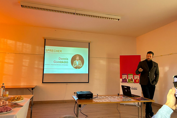 Dennis bei seinem Gesundheitsvortrag.