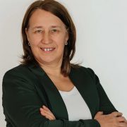 Heilenergetikerin Anita Griebl blickt entschlossen in die Kamera – Ausdruck von Selbstermächtigung, innerer Führung und gelebter Selbstbestimmung.