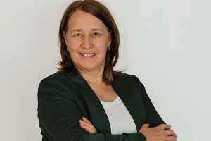 Heilenergetikerin Anita Griebl blickt entschlossen in die Kamera – Ausdruck von Selbstermächtigung, innerer Führung und gelebter Selbstbestimmung.