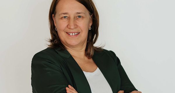 Heilenergetikerin Anita Griebl blickt entschlossen in die Kamera – Ausdruck von Selbstermächtigung, innerer Führung und gelebter Selbstbestimmung.