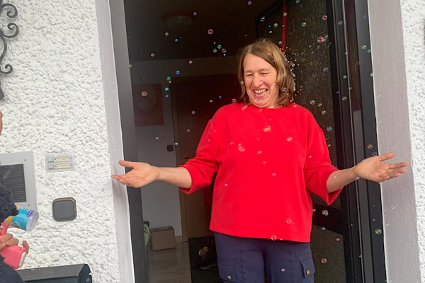 Mit der Seifenblasenmaschine begrüßt. 