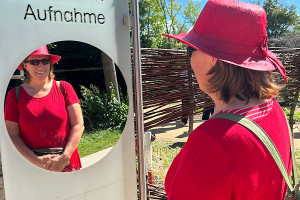 Anita Griebl schaut in den Spiegel und erkennt sich selbst