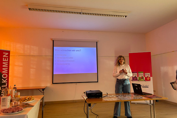 Tünde bei ihrem Vortrag.