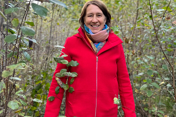 Anita Griebl steht in der Natur, dort entstand die BewusstseinsEnergie, ein Weg zu Klarheit, Transformation und ganzheitlicher Heilung.