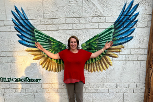 3 Herzensprojekte der Heilenergetik Anita Griebl steht vor großen, ausgebreiteten Flügeln – ein Symbol für Freiheit, Wachstum und persönliche Transformation im Herzens-Rückblick 2025.