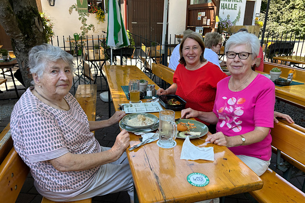 Anita Griebl mit ihrer Tante und ihrer Mutter im Biergarten des Lindner Bräu in Bad Kötzting; sie holen ihren Muttertagsausflug nach.