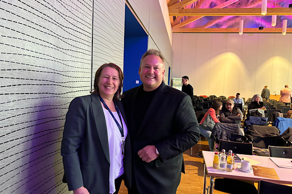 Anita Griebl mit Markus Mensch beim Event ‚Excellent Weekend‘, gemeinsam auf einem Foto während der Veranstaltung.