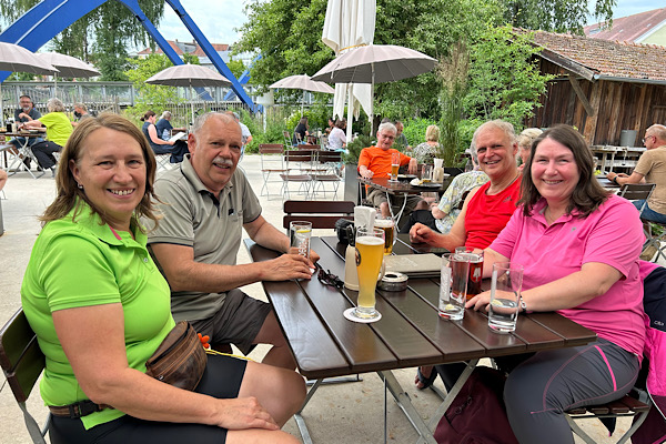 Anita Griebl, ihr Mann Karl, Heidi und ihr Mann Franz sitzen beim Fahrradausflug nach Cham im Biergarten der Wasserwirtschaft.