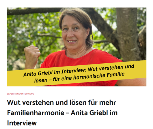 Anita Griebl ist mit Oberkörper im roten Shirt zu sehen und hebt eine Hand zur Faust.