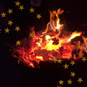 Ein brennendes Feuer mit eingefügten Sternen als stimmungsvolles Beitragsbild.
