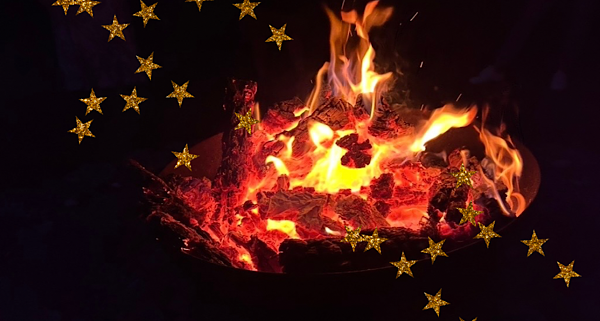 Ein brennendes Feuer mit eingefügten Sternen als stimmungsvolles Beitragsbild.