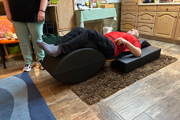 Petra und Alois demonstrieren gemeinsam, wie das Schumann‑Regulations‑System angewendet wird.