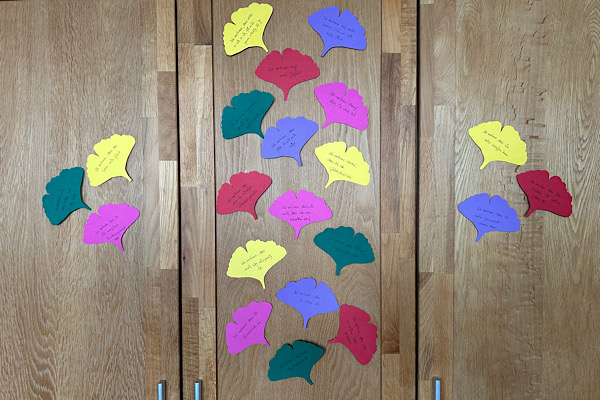 Bunte Zettel mit energetischen Sätzen auf einem Schrank als Vorbereitung für die 21‑Tage‑Challenge.