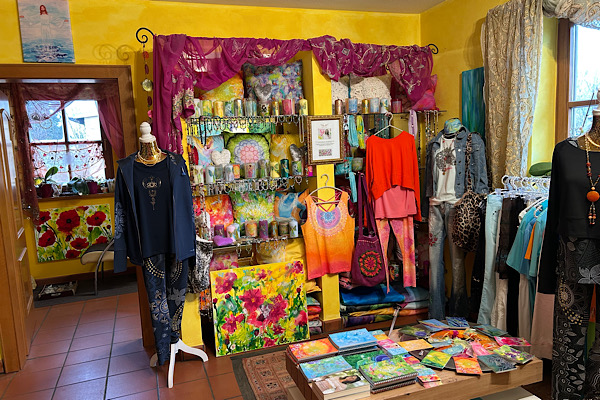 Bunter Verkaufsraum mit kreativ gestalteten Produkten und farbenfroher Dekoration.