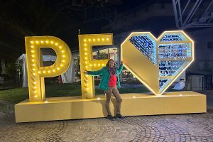 Monatsrückblick Januar 2026 Anita Griebl steht abends in Pforzheim vor leuchtenden PF‑Buchstaben und einem Herz und öffnet die Arme weit.