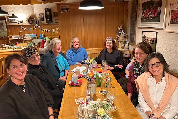 Unternehmerinnen beim Netzwerktreffen sitzen gemeinsam im Gasthaus und tauschen sich aus.