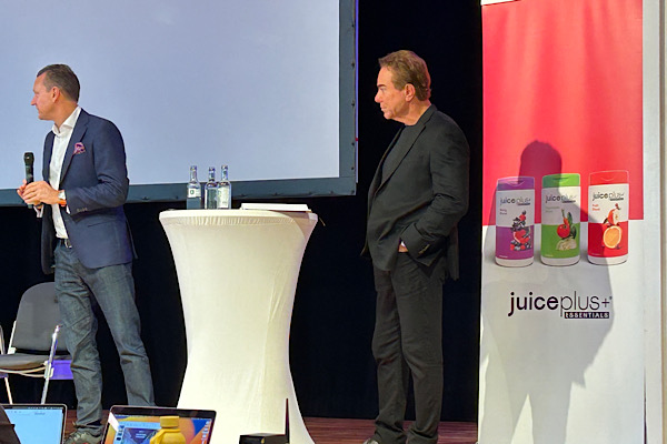 Jeff Roberti und Simon Bowler auf der Bühne beim Gesundheits‑Event in Pforzheim.