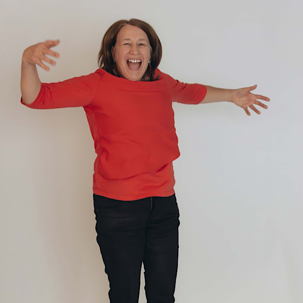 Anita Griebl springt vor Freude, weil sie ihre Energie wieder zurückerobert hat.