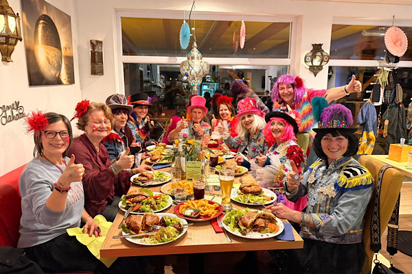 Zehn Frauen im Lokal Lieblingsplatz in Blaibach, gemeinsam beim Essen sitzend – ein fröhlicher Moment voller Gemeinschaft und guter Laune.