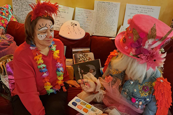 Gabi Oberberger schminkt Anita Griebl im Feng‑Shui‑Laden in Bad Kötzting zu einem fröhlichen Clown – Faschingsfreitag im Monatsrückblick Februar 2026.