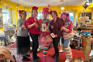 Monatsrückblick Februar 2026 Fünf Freundinnen im Faschingskostüm feiern im Feng Shui Laden Fasching.