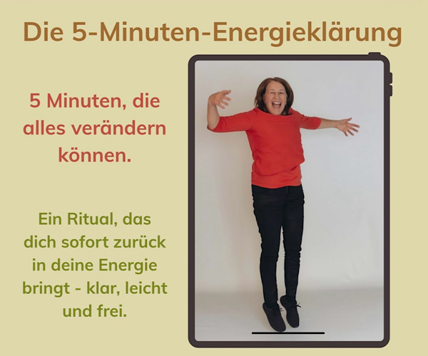 Anita Griebl springt voller Lebensfreude vor dem Freebie ‚Fünf‑Minuten‑Klärung‘ – Energie, Leichtigkeit und innere Klarheit.