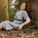 Anita Griebl sitzt mit geschlossenen Augen vor einem Baum im Wald und verbindet sich mit ihren Gefühlen und Emotionen.