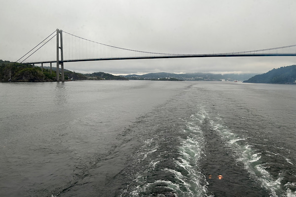 Wellen im Wasser, die ein Schiff erzeugt – ein Bild für das Reiten und Loslassen von Emotionen.