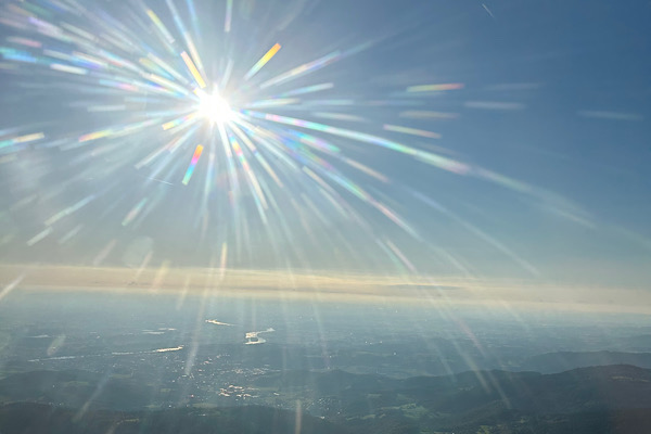 Erfahrungsraum Lebensfreude Sonnenlicht als Energiewirbel über der weiten Landschaft – ein Symbol für Klarheit, Weite und inneres Bewusst‑Sein.