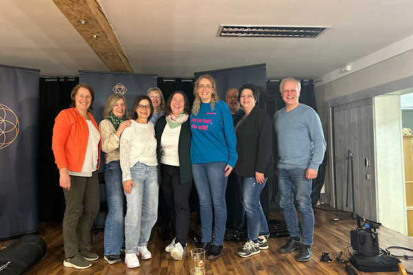 Michaela Hafner steht mit uns Freundinnen und Partnern auf der Bühne – ein gemeinsamer Moment voller Freude und Verbundenheit.