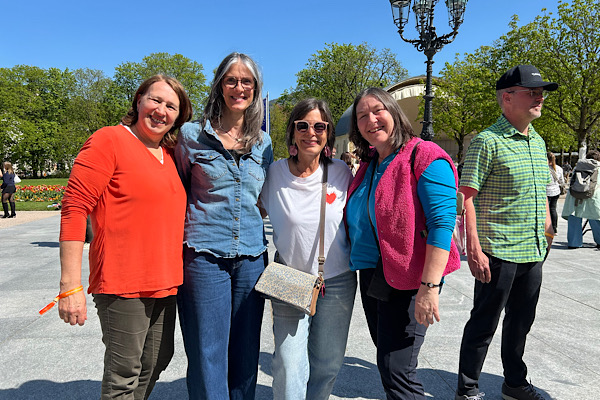 Teamfoto vor dem Kurhaus in Baden‑Baden bei Sonnenschein.