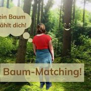 Ich stehe im Wald vor einem Baum mit Gesicht, bereit für unser erstes offizielles Coaching‑Gespräch.