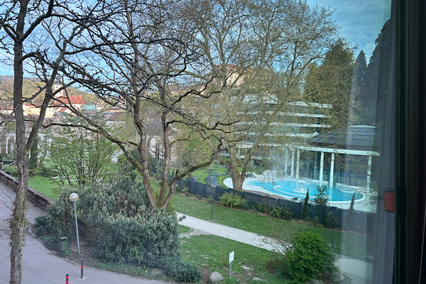 Blick aus unserem Hotelzimmer auf den Außenbereich der Caracalla Therme in Baden‑Baden.