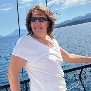 Erfolg durch Intuition – Anita Griebl auf einem Schiff mit Blick aufs Meer, frei und geführt