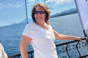 Geführt von Intuition Erfolg durch Intuition – Anita Griebl auf einem Schiff mit Blick aufs Meer, frei und geführt