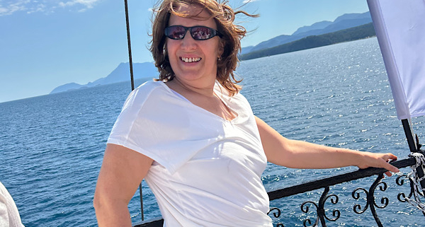 Erfolg durch Intuition – Anita Griebl auf einem Schiff mit Blick aufs Meer, frei und geführt