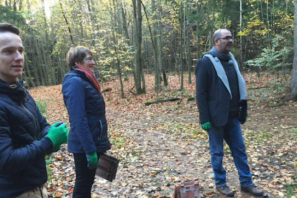 Anita Griebl steht mit Hannes Ringlstetter am Wut‑Berg. Wut-Pfad Erfahrungen aus dem Filmdreh zum Wut‑Pfad.