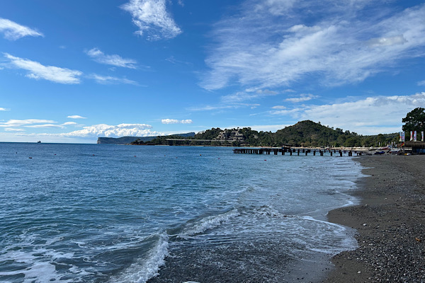 Erfolg durch Intuition – gedämpftes Licht am Strand mit Blick auf den sonnigen Horizont.