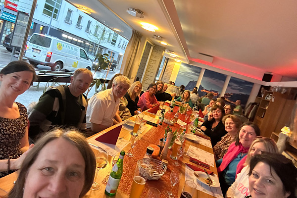 Etwa 30 Personen aus unserem Team feiern gemeinsam im Lokal Monte Rosa und essen italienische Gerichte.