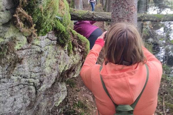 Wut‑Pfad Erfahrungen – Anita Griebl begleitet Teilnehmer im Wald.