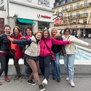 Unser Team posiert fröhlich vor dem Brunnen in der Innenstadt von Baden‑Baden.