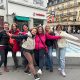 Unser Team posiert fröhlich vor dem Brunnen in der Innenstadt von Baden‑Baden.