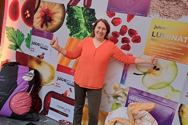 Ich stehe vor einem Aufstellerplakat mit Juice‑Plus‑Produkten im Kurhaus Baden‑Baden.