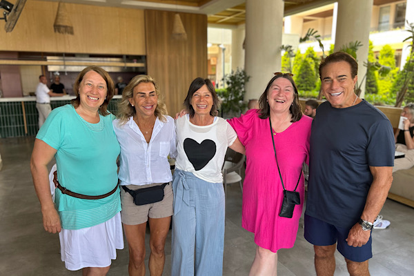 Claudia, Heidi und ich stehen mit Jeff Roberti und seiner Frau für ein gemeinsames Foto zusammen.