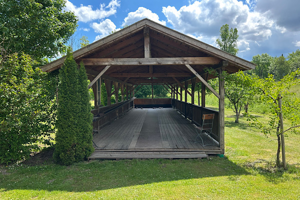 Frontansicht der alten Holzkegelbahn im Biergarten der Waldschänke Grieshaus.
