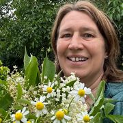 Anita Griebl mit frischen Heilkräutern – intuitiv, naturverbunden und voller Pflanzenenergie.