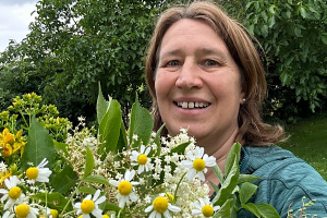 Anita Griebl mit frischen Heilkräutern – intuitiv, naturverbunden und voller Pflanzenenergie.