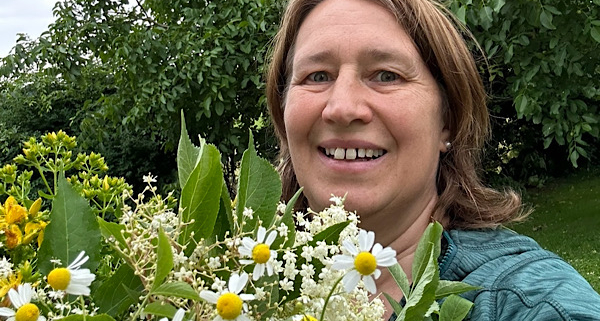 Anita Griebl mit frischen Heilkräutern – intuitiv, naturverbunden und voller Pflanzenenergie.