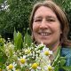 Anita Griebl mit frischen Heilkräutern – intuitiv, naturverbunden und voller Pflanzenenergie.