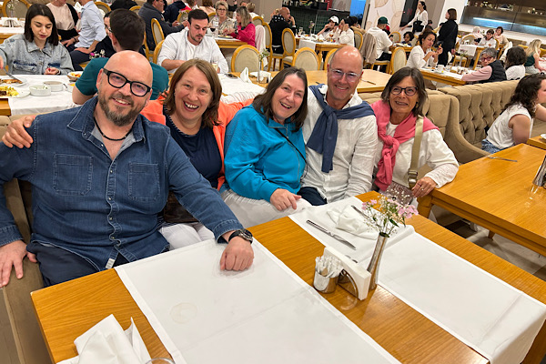 Heidi, Claudia und ich sitzen im Speisesaal mit Ernesto Hartog und Dimitri van den Oever für ein gemeinsames Gruppenfoto.